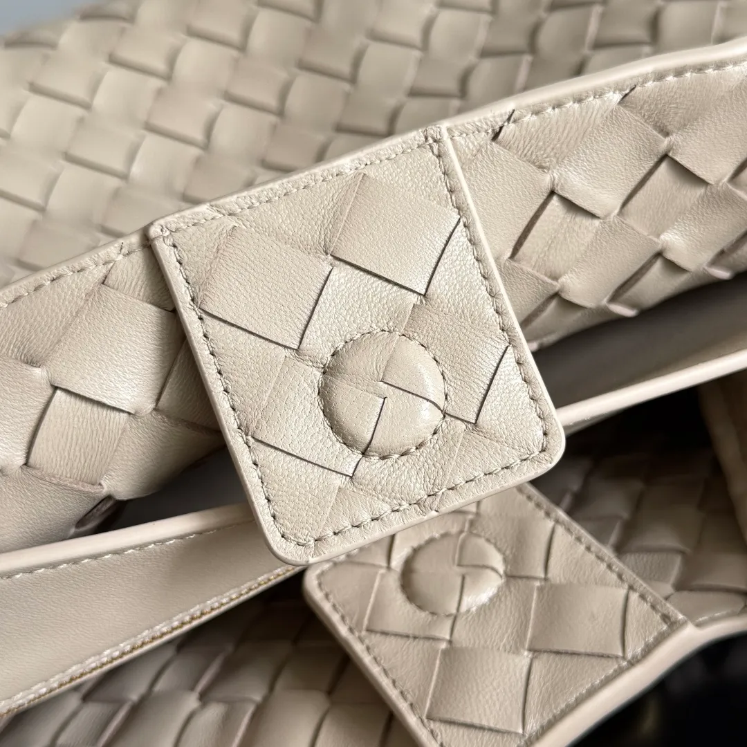 The 2023 new Andiamo batch of 2260 BV has been shipped‼ ️Really popular🔥The new Andiamo woven handbag launched by Bottega Veneta this season is really popular all over the world! ! Celebrities at home and abroad have worn it, and Oscar-winning actress Michelle Yeoh has taken it out on the street. Song Jia, Trai Yara, Yu Feihong, Sanji Ayaka, Rosie Hunting-Whiteley, Yoshioka Riho, etc. have all picked up this bag. It is classic and versatile, showing off its temperament, and the bag capacity is also large, which is very convenient for daily commuting! ! A variety of carrying methods, the shoulder straps can be adjusted by yourself, the original lambskin feels soft and delicate, and the neutral style is made to break gender boundaries and bring a more practical and long-lasting use experience. Andiamo, which has both elegant and casual styles, perfectly interprets the true appearance of "fashionable old money style". Style number: 743572 Size: 32*24*12